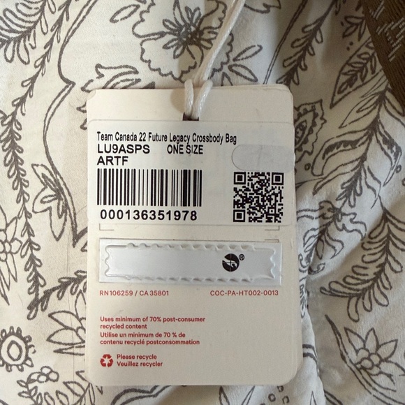 Lululemon x Team Canada Crossbody Bag - Olympic Edition (khaki) - Picture 4 of 6